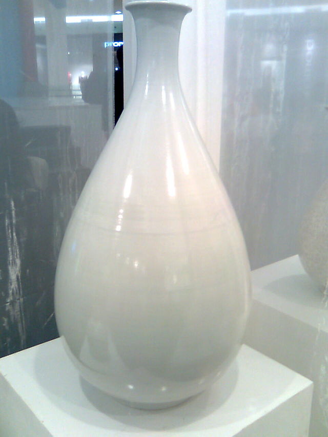 Baekja or Korean White Ceramic (백자;白磁) in an exhibition titled “The Light of Millennium of Korean Ceramics” in Jakarta, Indonesia, November 2008